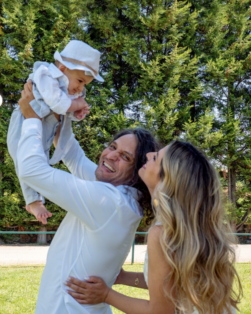 Φωτογράφιση βάπτισης στην Πτολεμαΐδα με φυσικό φως και διακριτική παρουσία. Αναμνήσεις οικογένειας για μια ζωή